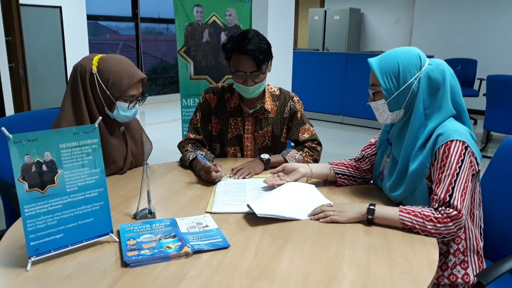 Karyawan Bank Nagari Lubuk Sikaping saat layani nasabah